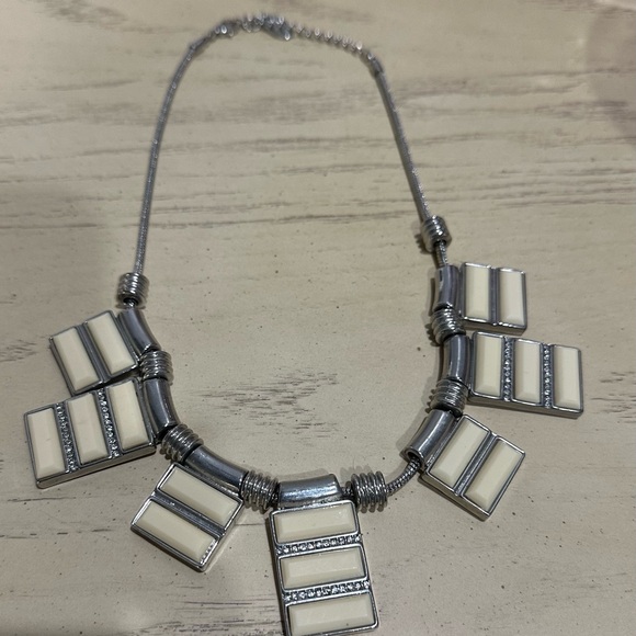 Very Pretty Statement Necklace - Picture 2 of 6